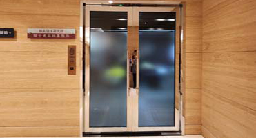 桃園建築師事務所｜霧面玻璃門貼 門面霧面玻璃貼與事務所標示輸出施工