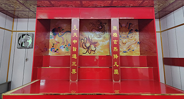 新竹日月龍鳳聖寶殿｜三界主題神龕牆 神龕整體視覺規劃，含金龍、對聯與背景大圖輸出施工