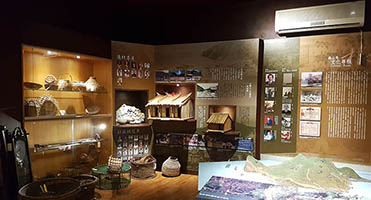 宜蘭頭城龜山島文化館｜漁村生活文物展區 文物展櫃背牆圖文設計輸出與展區照明整合施作