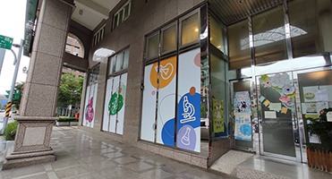 大直山秀幼兒園｜入口門面視覺整合 入口櫥窗與門面視覺設計輸出，色彩活潑一致