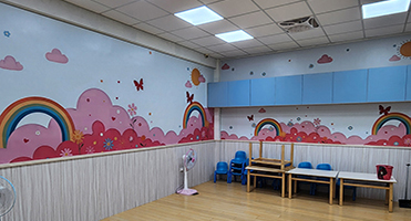 八德貝果幼兒園｜彩虹主題教室牆面 粉色彩虹雲朵情境牆設計、輸出與環保貼膜施工