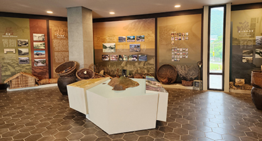 蘭海龜山島漁村文化館｜常設展區整體規劃 展區牆面大圖、展櫃與展台配置的整體策展視覺建置