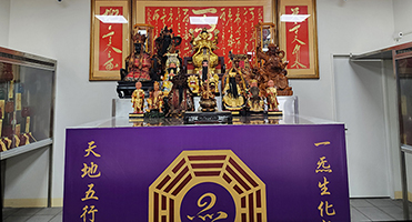 大溪先天財庫官廟｜神桌桌裙與供桌視覺 天地五行八卦桌裙設計輸出，與殿內整體視覺一致