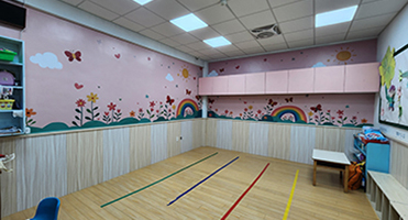 八德貝果幼兒園｜律動教室環境視覺 律動教室整面彩虹花園牆設計輸出與施工