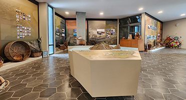 蘭海龜山島漁村文化館｜地形模型展區 環繞式展牆輸出搭配島嶼地形展台的空間視覺整合