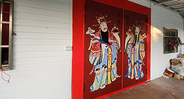 新竹日月龍鳳聖寶殿｜門神彩繪門片 門神圖像高解析輸出裱貼於門片，色彩飽和、細節精緻