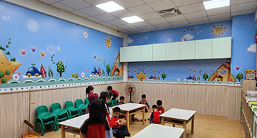 八德貝果幼兒園｜森林童趣教室牆面 藍天草原童趣插畫牆面設計、輸出與現場裱貼