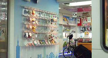 台北捷運｜壓克力展示架與形象大圖 壓克力商品展示架與站內大圖設計輸出整合