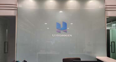 桃園八德優氫科技｜Logo 玻璃形象牆 會議室霧面玻璃貼與品牌 Logo 設計、輸出與施工