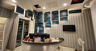 台北豪宅｜星雲主題天花與牆面貼 深藍星雲視覺輸出，燈膜與壁面整合施作