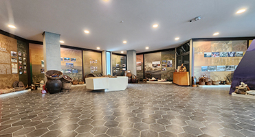 蘭海龜山島漁村文化館｜大廳全景 文化館大廳全區視覺工程，動線、照明與展面一體呈現
